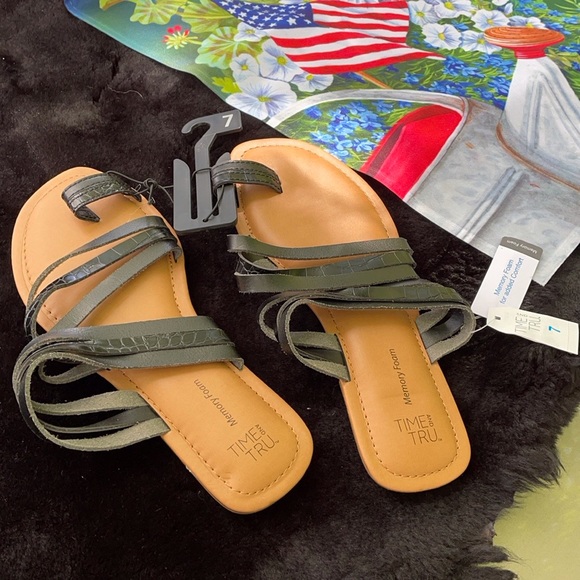 NWT Time and Tru Memory Foam Black & Tan Strappy Sandals Big Toe Loop Slip On 7 - Picture 5 of 12